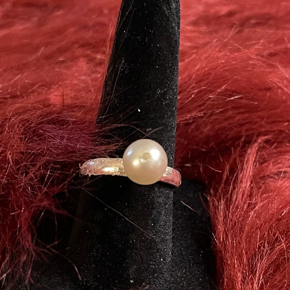 Faux White Pearl Ring. In Silver Metal setting.New Without Tags - Picture 2 of 3